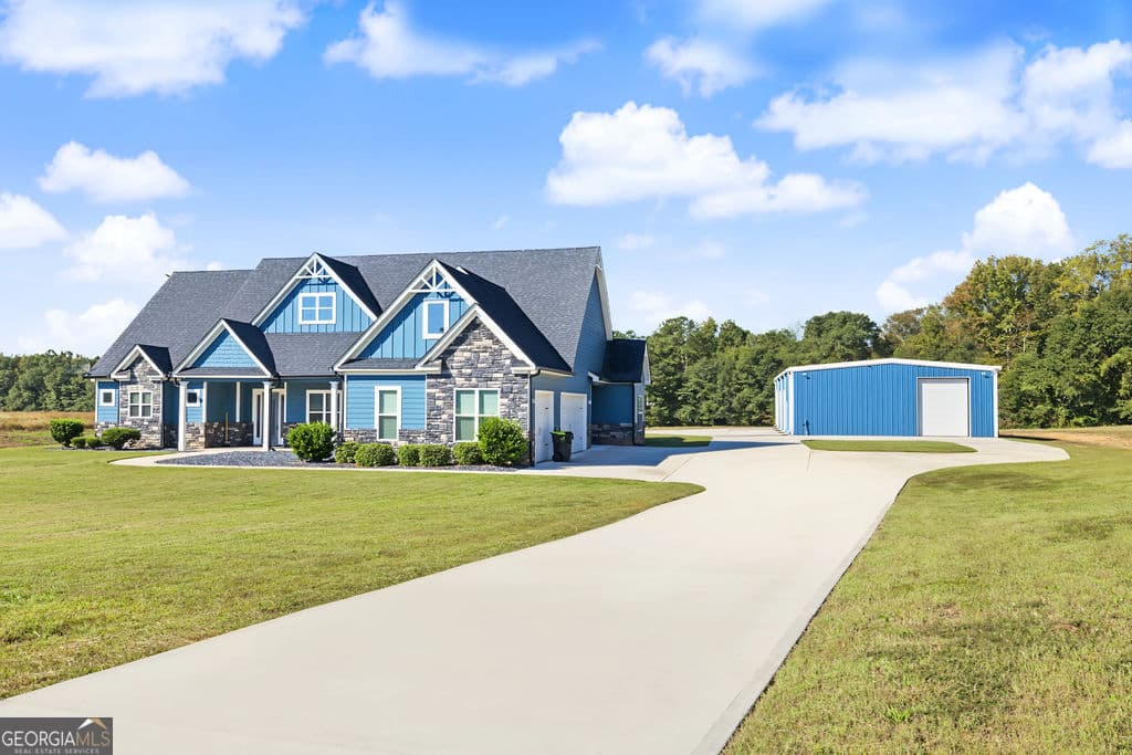 4 bedroom, 3.5 bathroom, 3,255 sq ft single family residence for sale at 832 Barnesville Road, Griffin, GA 30224 — photo 4