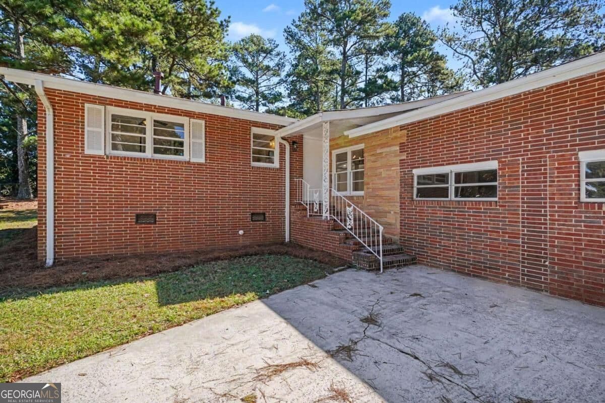 4 bedroom, 2 bathroom, 1,848 sq ft single family residence for sale at 125 Greenway Park Drive, Mcdonough, GA 30253 — photo 4