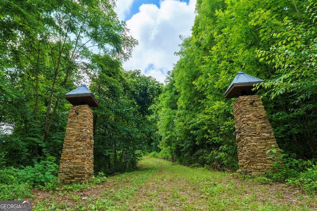 1 bedroom, 1 bathroom, 2,240 sq ft cabin,single family residence for sale at 235 Rios Drive, Bryson City, NC 28713 — photo 4