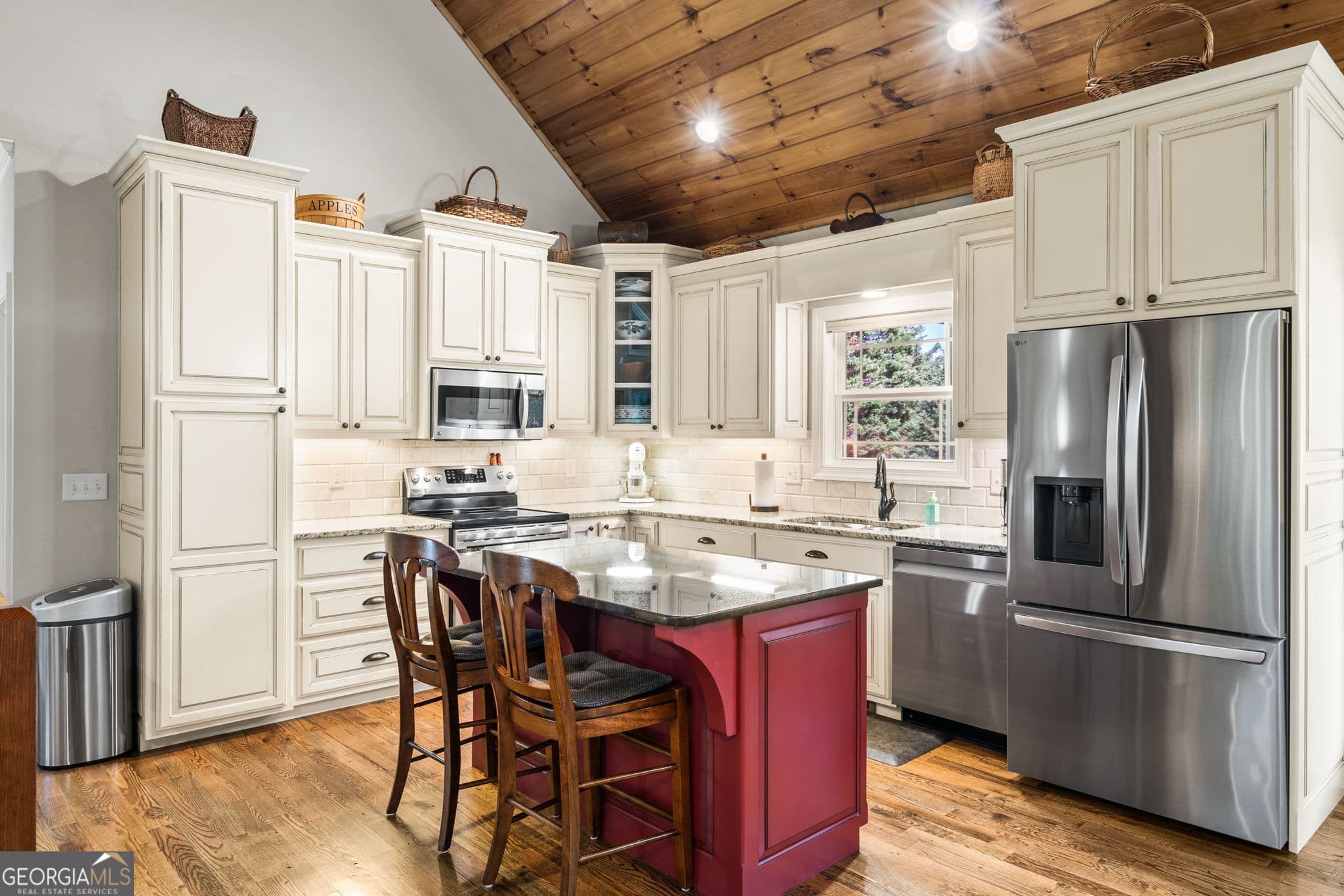 3 bedroom, 3 bathroom single family residence under contract at 1702 Cedar Cliff Road, Hiawassee, GA 30546 — photo 7