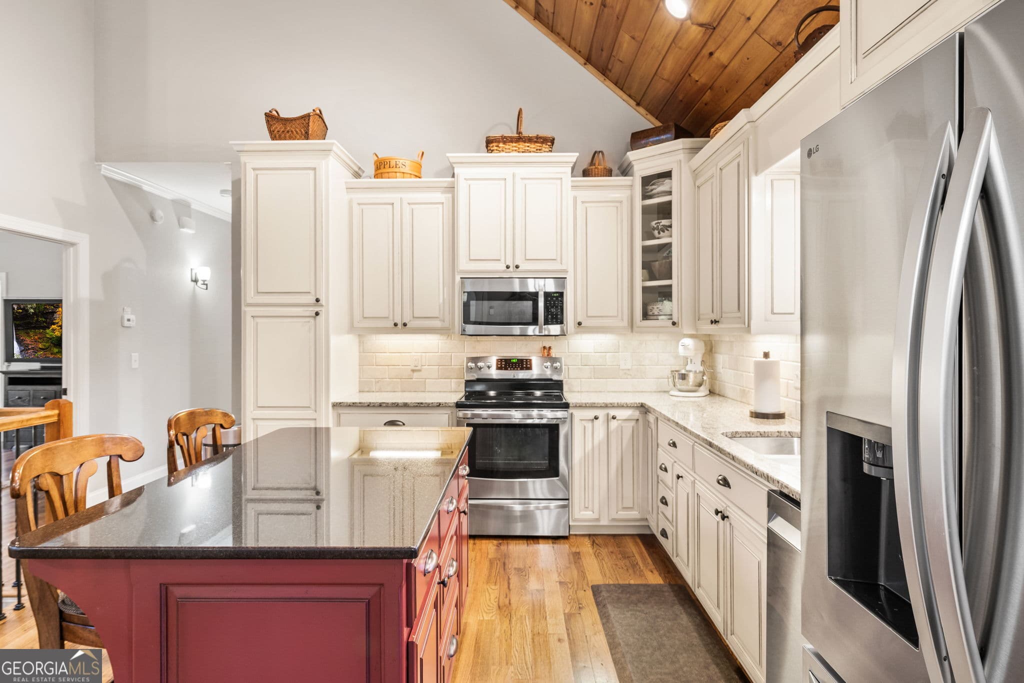 3 bedroom, 3 bathroom single family residence under contract at 1702 Cedar Cliff Road, Hiawassee, GA 30546 — photo 9