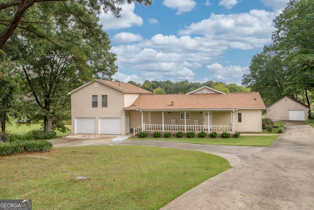 4 bedroom, 3 bathroom, 2,361 sq ft single family residence for sale at 1180 Green Briar Drive, Madison, GA 30650 — photo 2