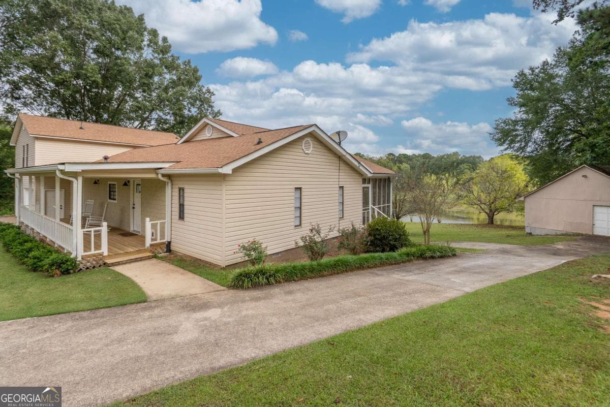 4 bedroom, 3 bathroom, 2,361 sq ft single family residence for sale at 1180 Green Briar Drive, Madison, GA 30650 — photo 6