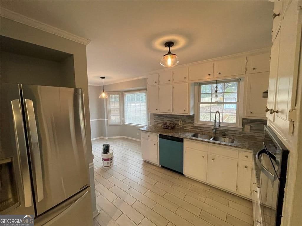 3 bedroom, 2 bathroom, 1,940 sq ft single family residence for sale at 2329 Valley Way, Snellville, GA 30078 — photo 2
