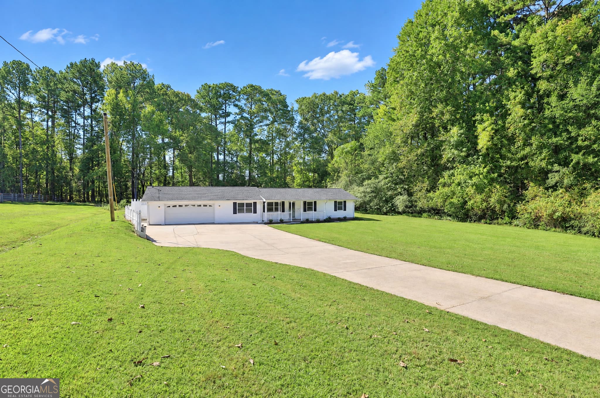 3 bedroom, 1 bathroom, 1,447 sq ft single family residence for rent at 220 E Crestwood Road, Tyrone, GA 30290 for $2,250 a month — photo 2
