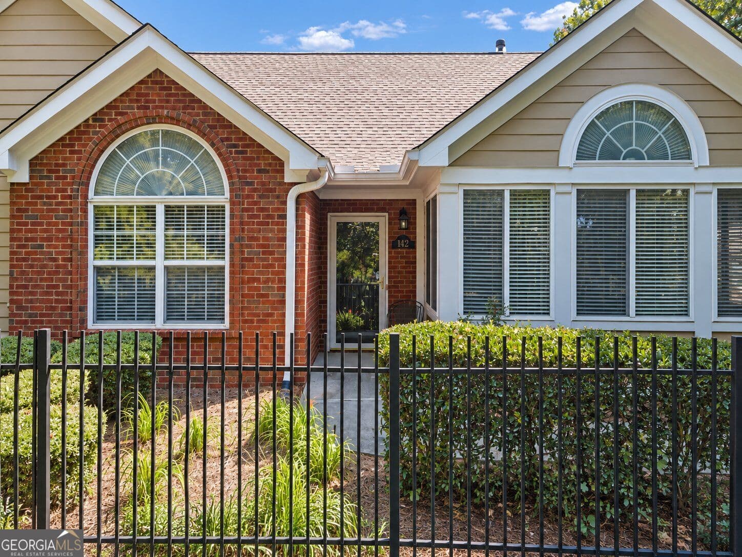 3 bedroom, 2 bathroom, 1,757 sq ft condominium for sale at 142 Vintage Club Circle, Marietta, GA 30066 — photo 2