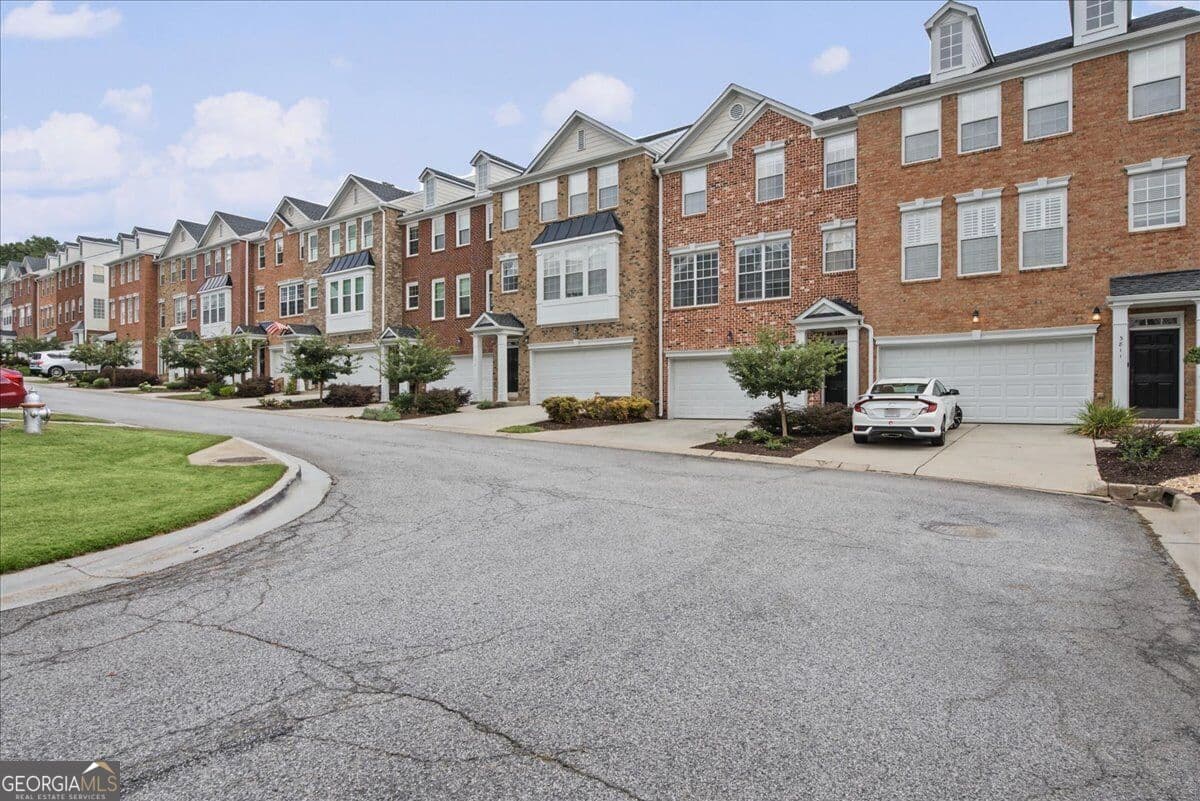 4 bedroom, 3.5 bathroom townhouse for sale at 3801 Chattahoochee Summit Drive 5, Atlanta, GA 30339 — photo 3