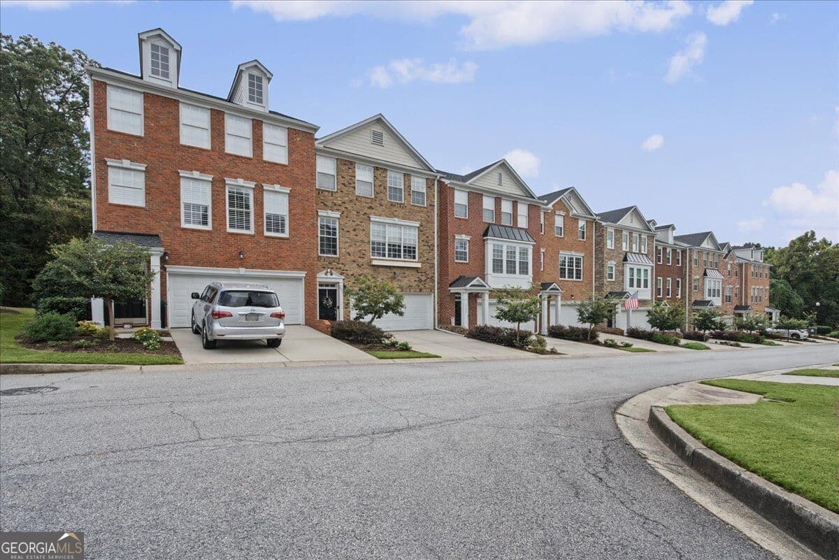 4 bedroom, 3.5 bathroom townhouse for sale at 3801 Chattahoochee Summit Drive 5, Atlanta, GA 30339 — photo 4