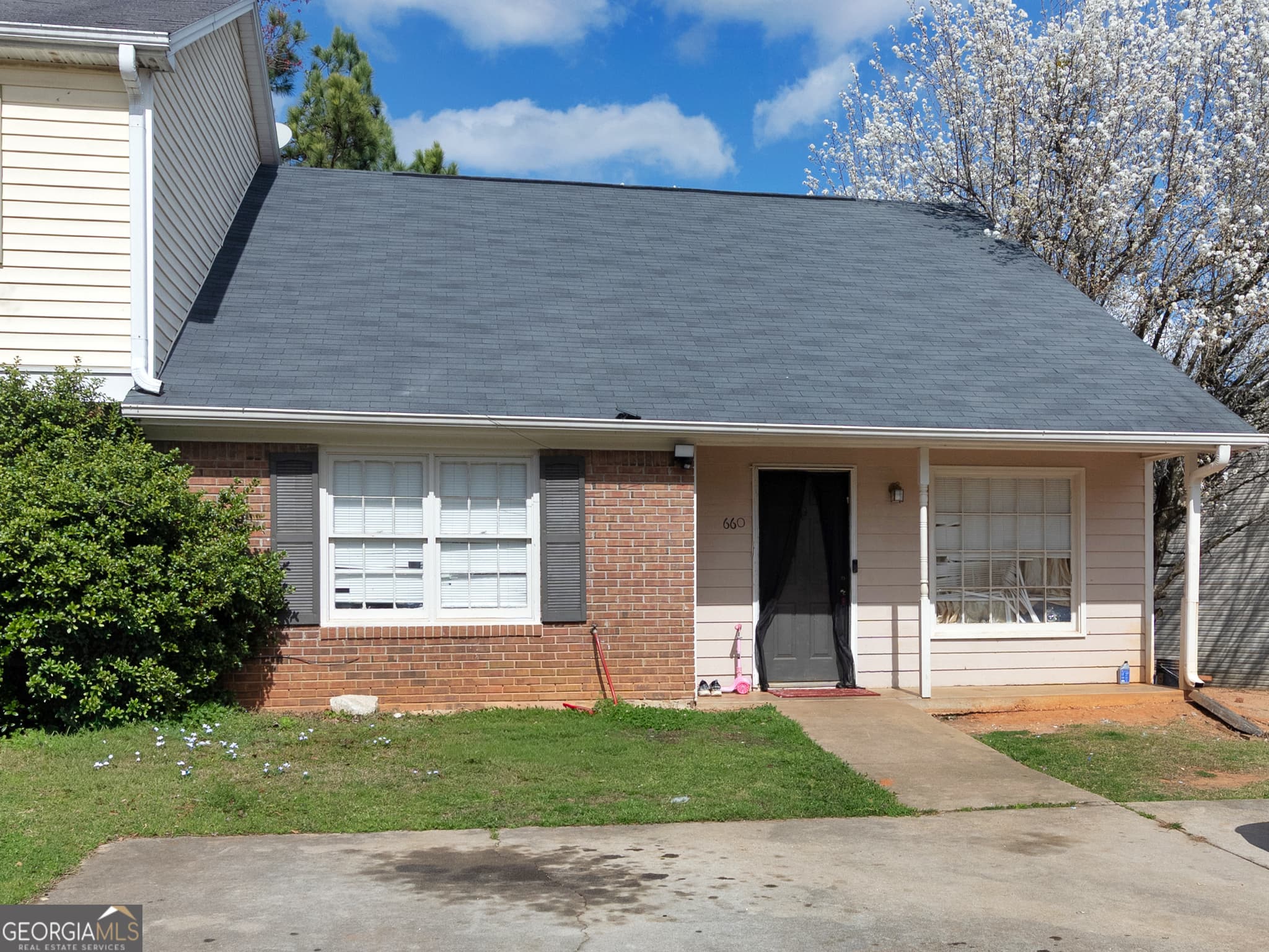 3 bedroom, 3 bathroom, 1,313 sq ft townhouse for sale at 660 Browning Lane, Conyers, GA 30013 — photo 1 of 9