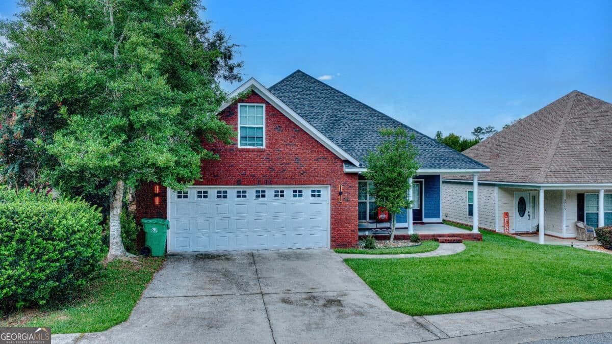 3 bedroom, 2 bathroom, 1,960 sq ft single family residence for sale at 3779 Old Vine Way, Valdosta, GA 31605 — photo 2