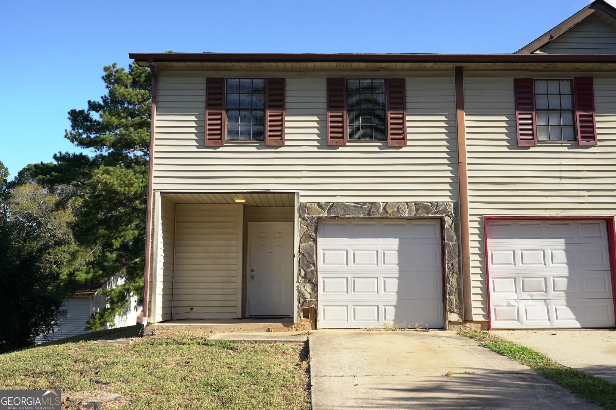 3 bedroom, 2.5 bathroom, 1,466 sq ft townhouse for sale at 2301 Pine Tree Trail, South Fulton, GA 30349 — photo 1 of 25