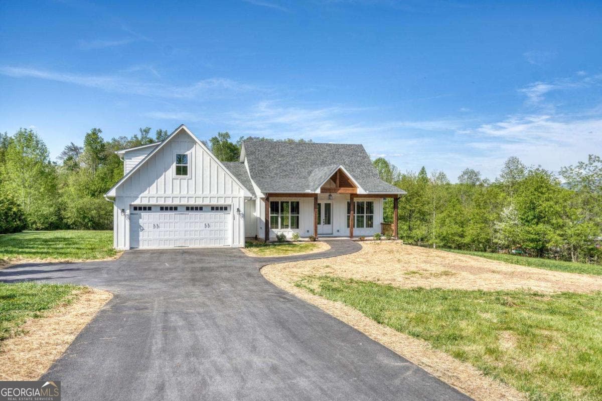 3 bedroom, 3.5 bathroom, 2,168 sq ft single family residence for sale at 124 Meadow Brooke Lane 2, Young Harris, GA 30582 — photo 2