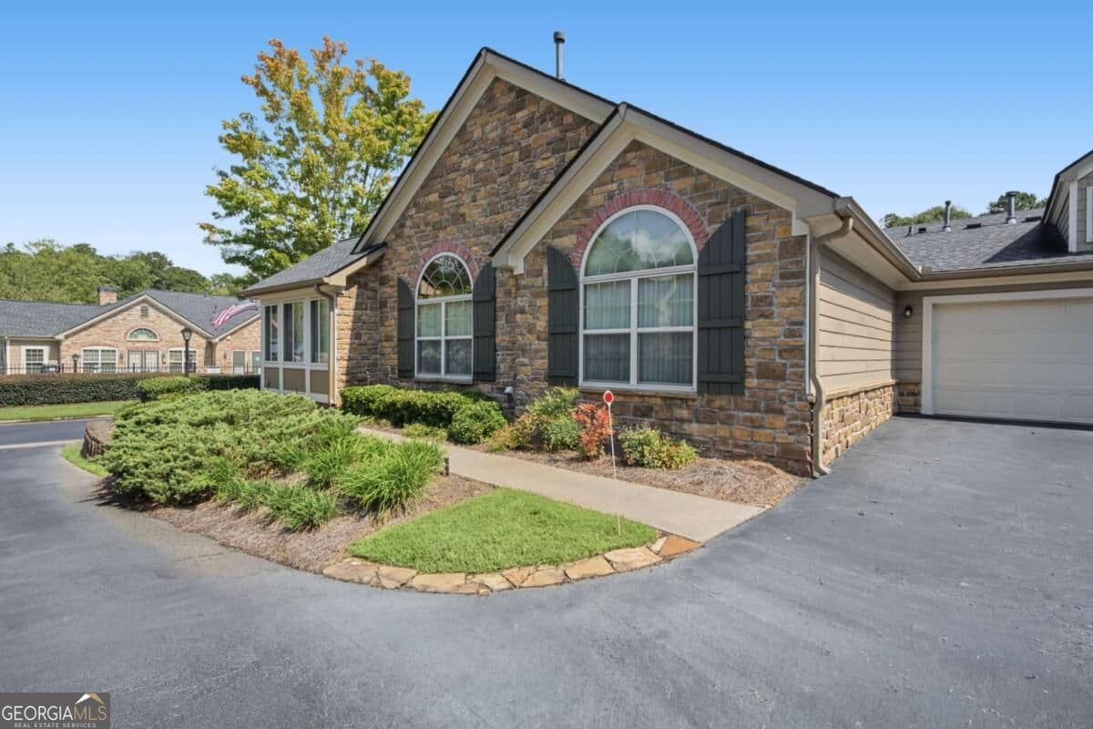2 bedroom, 2 bathroom, 1,712 sq ft condominium for sale at 5316 Stone Village Circle, Kennesaw, GA 30152 — photo 3