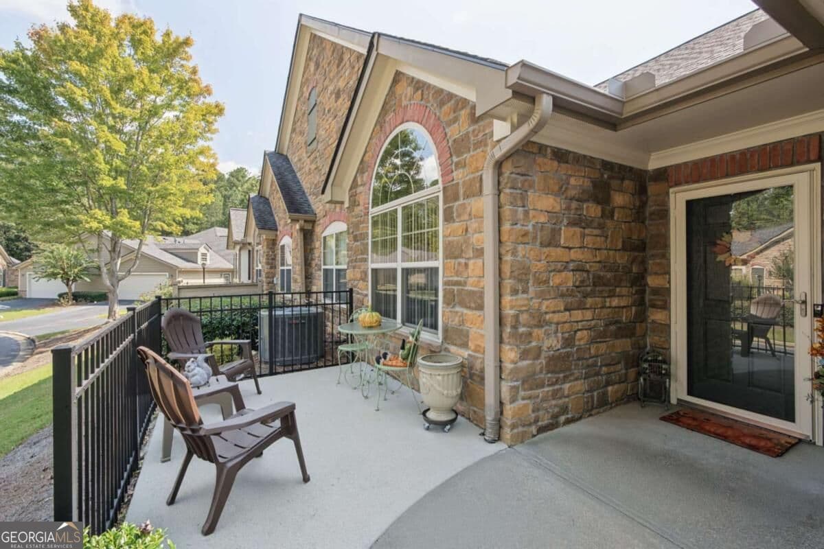 2 bedroom, 2 bathroom, 1,712 sq ft condominium for sale at 5316 Stone Village Circle, Kennesaw, GA 30152 — photo 4