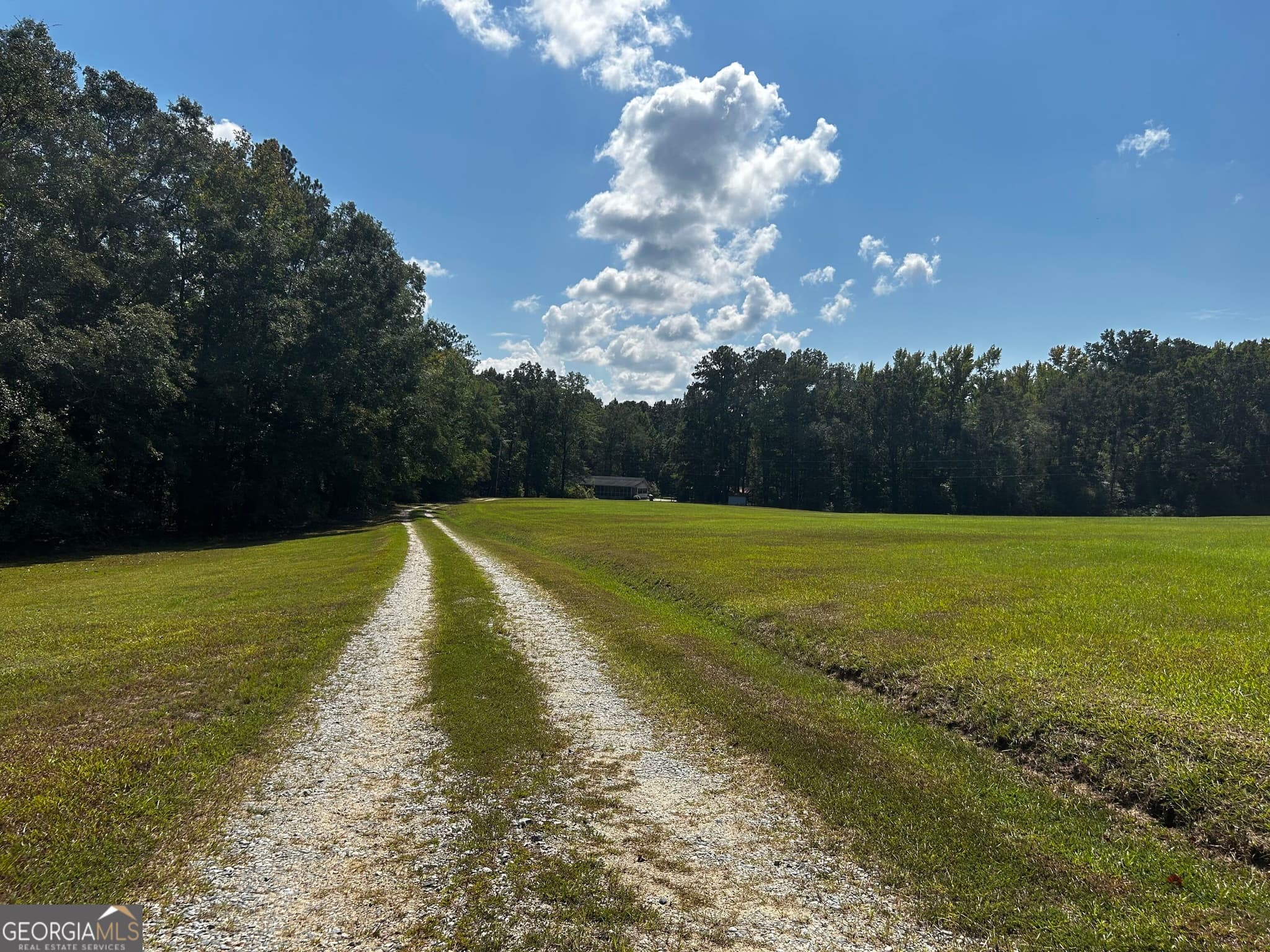 3 bedroom, 2 bathroom, 1,350 sq ft single family residence for sale at 208 Crawford Road, Milledgeville, GA 31061 — photo 1 of 34