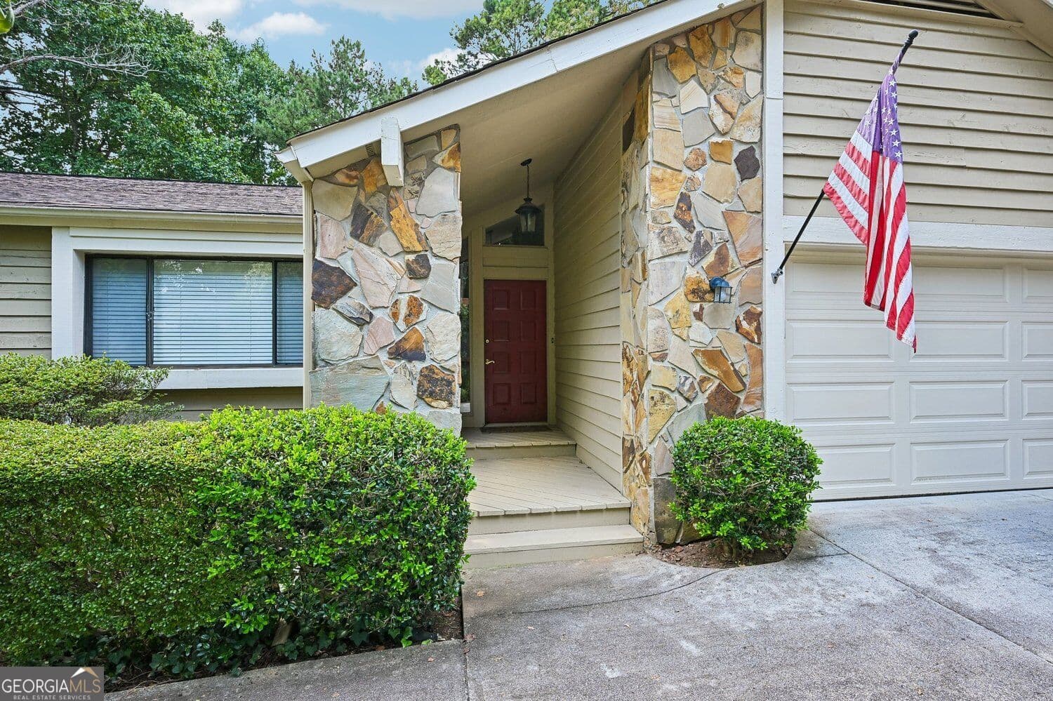 3 bedroom, 2.5 bathroom, 2,512 sq ft single family residence for sale at 1008 Muirfield Drive, Marietta, GA 30068 — photo 2