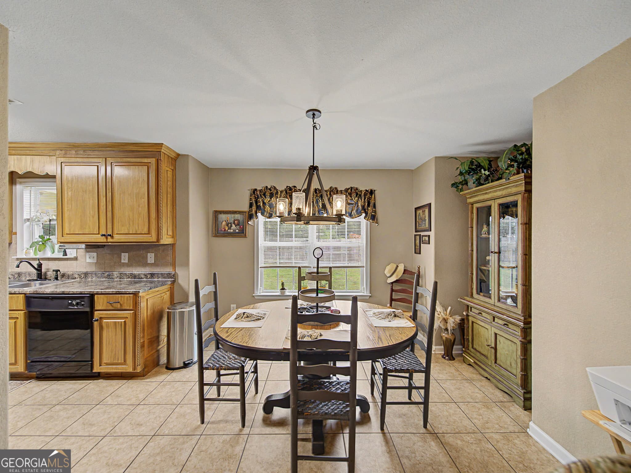 3 bedroom, 2 bathroom, 1,431 sq ft single family residence for sale at 3575 Beulah Circle, Valdosta, GA 31605 — photo 4