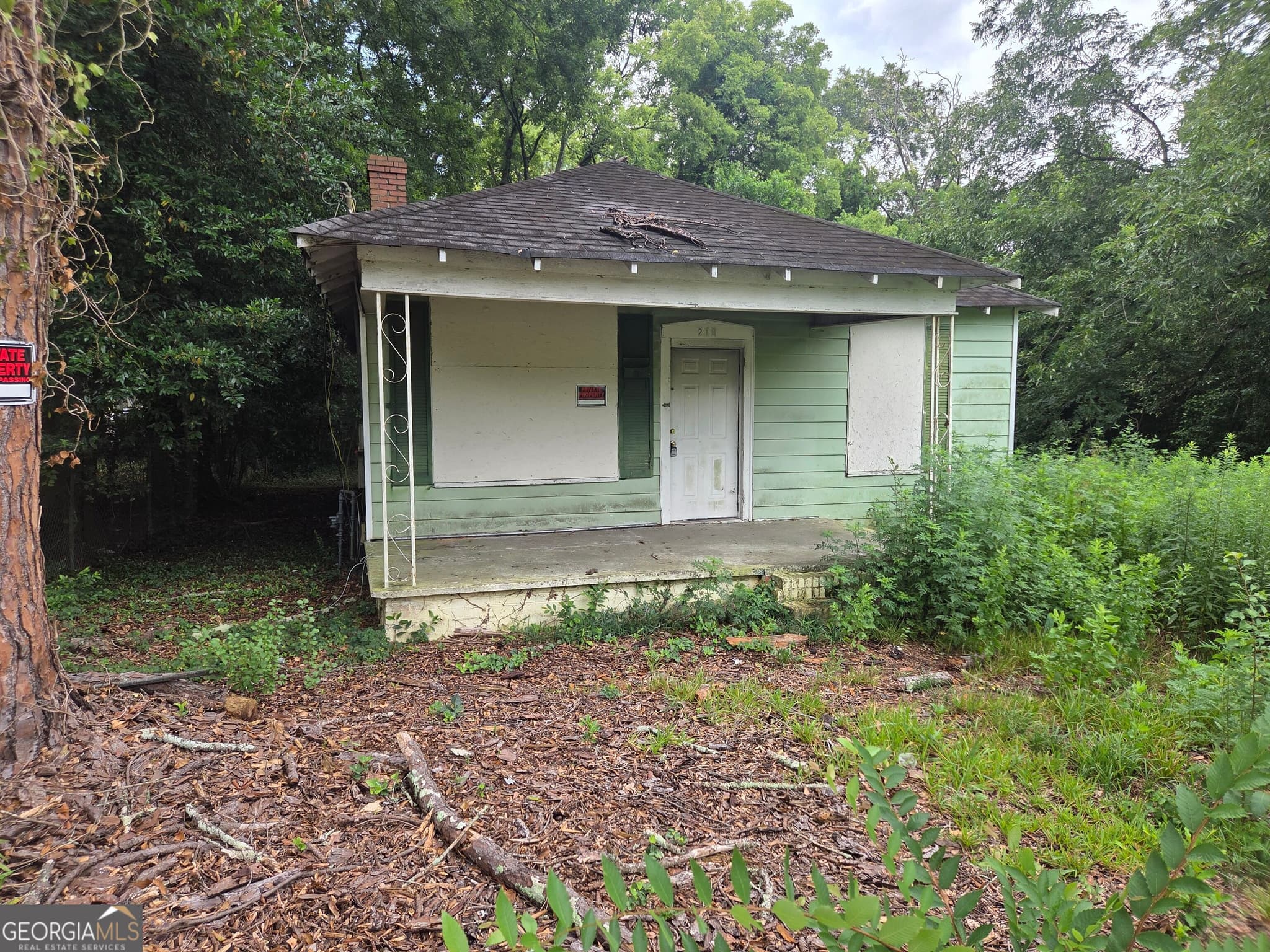 2 bedroom, 1 bathroom, 1,021 sq ft single family residence for sale at 210 Moseley Avenue, Macon, GA 31204