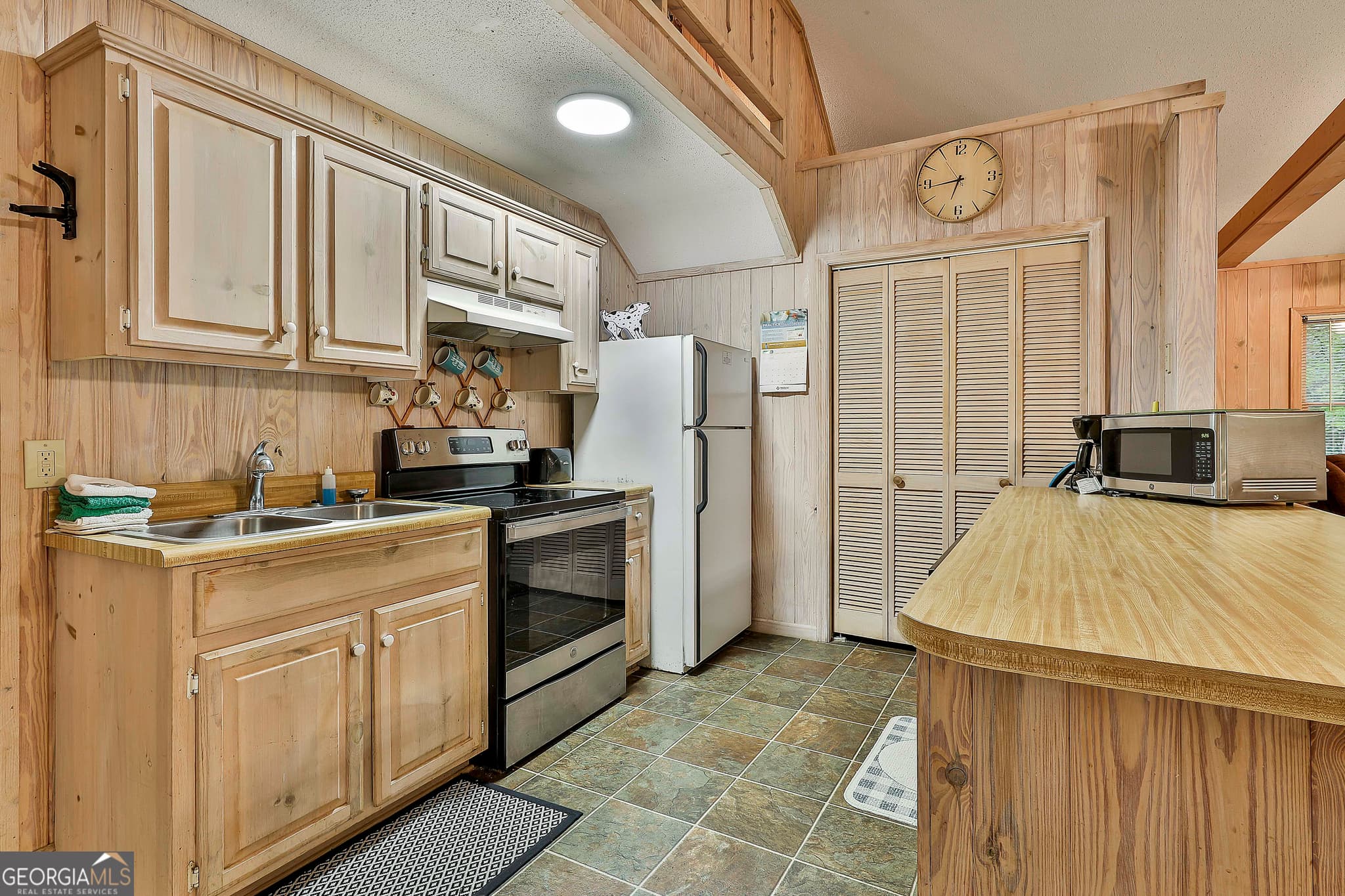 3 bedroom, 2 bathroom, 1,344 sq ft cabin,single family residence for sale at 106 Chalet Circle, Pine Mountain, GA 31822 — photo 8