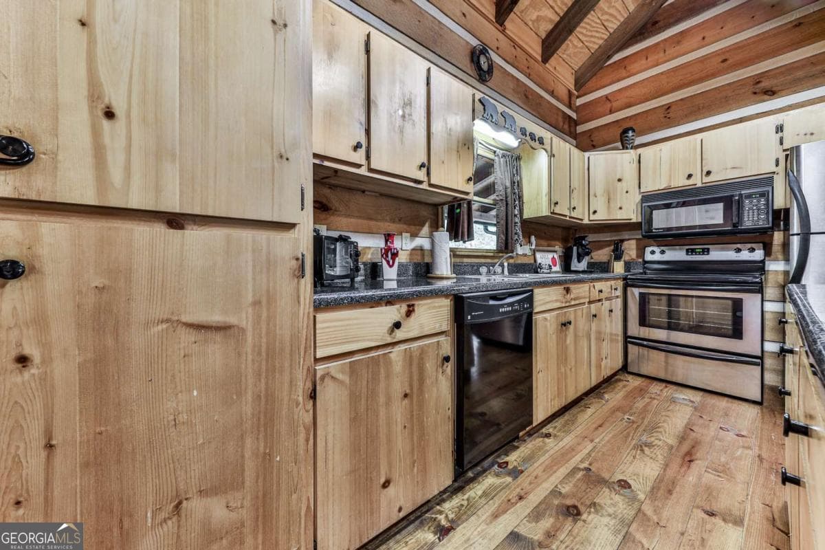 3 bedroom, 6 bathroom, 2,574 sq ft cabin,single family residence for sale at 245 Weeks Creek Road, Blue Ridge, GA 30513 — photo 8