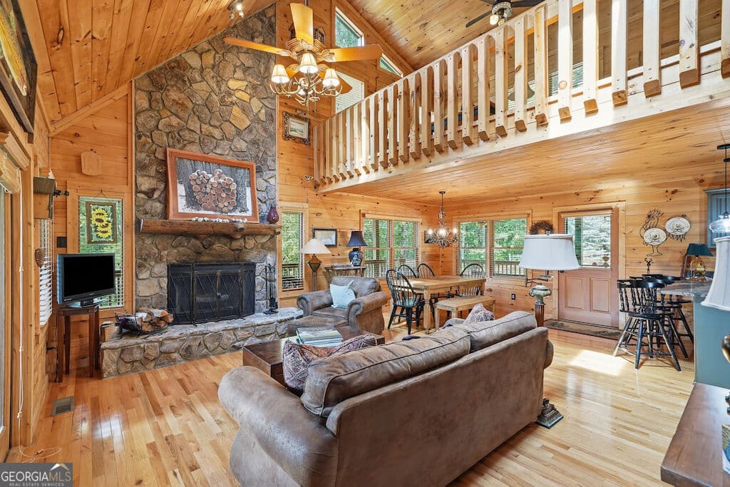 3 bedroom, 3 bathroom, 2,800 sq ft cabin,single family residence for sale at 120 Bell Camp Ridge Road, Blue Ridge, GA 30513 — photo 6