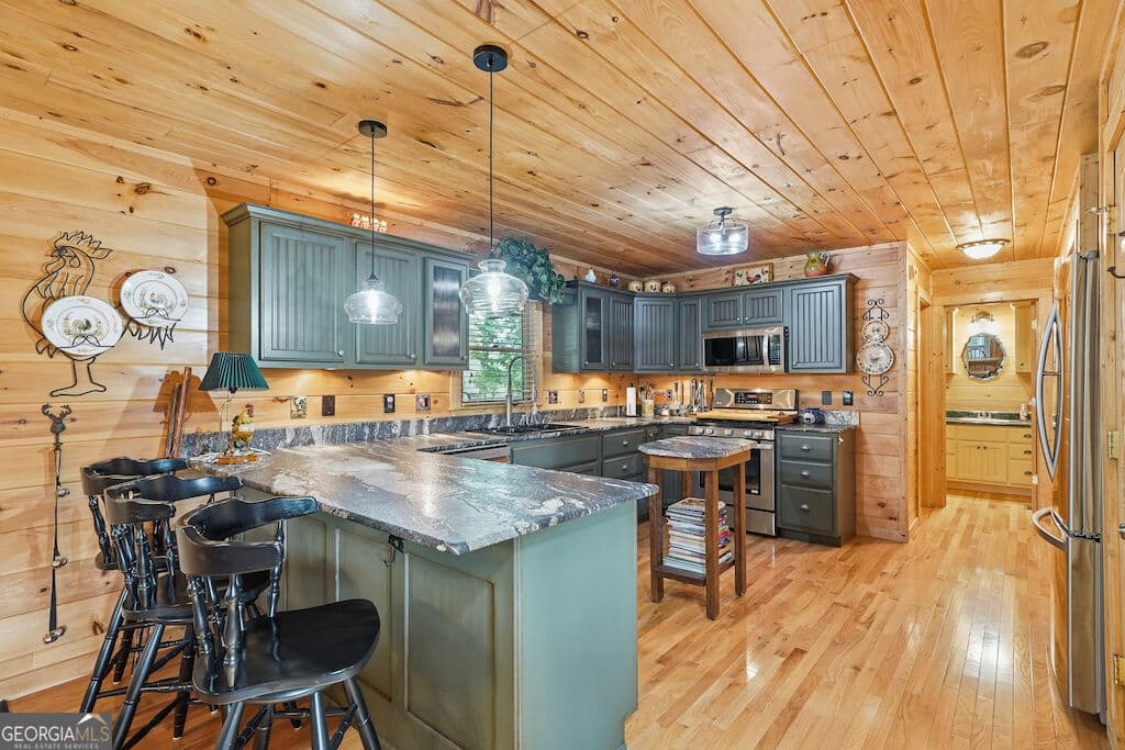 3 bedroom, 3 bathroom, 2,800 sq ft cabin,single family residence for sale at 120 Bell Camp Ridge Road, Blue Ridge, GA 30513 — photo 5