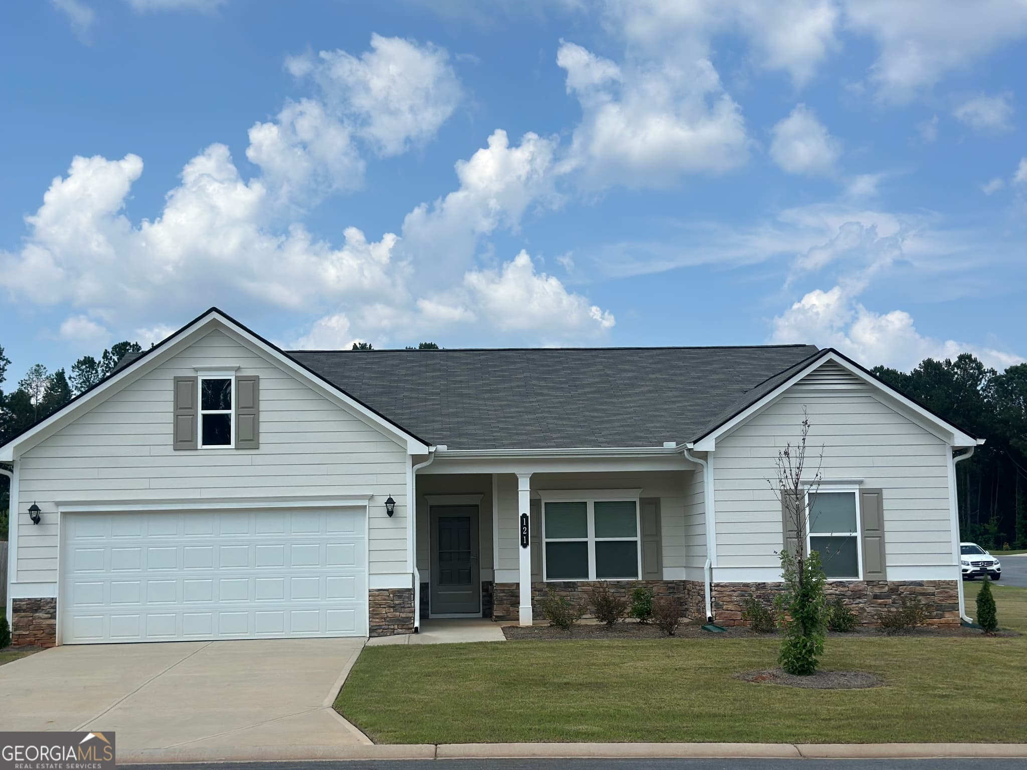 3 bedroom, 2.5 bathroom, 2,200 sq ft single family residence for sale at 121 CREEKSIDE Road, Eatonton, GA 31024 — photo 1 of 32