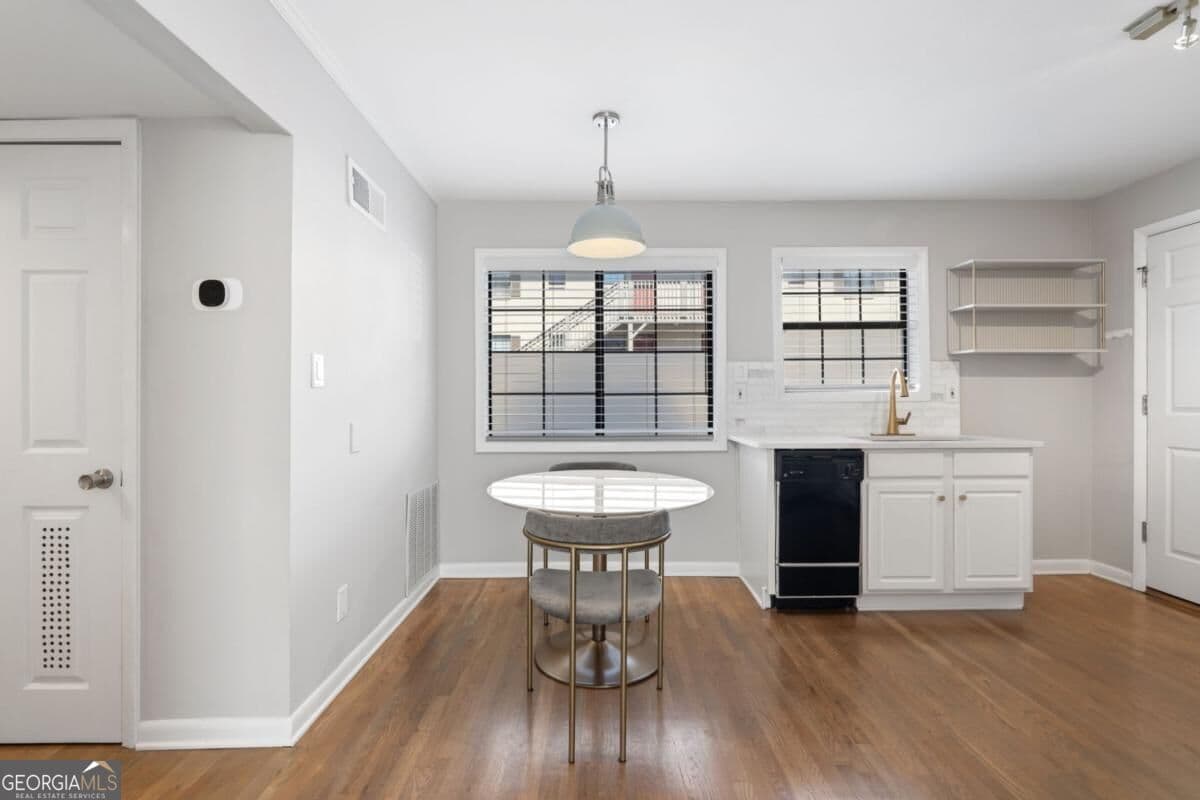 1 bedroom, 1 bathroom, 840 sq ft condominium for sale at 410 Candler Park Drive C1, Atlanta, GA 30307 — photo 6