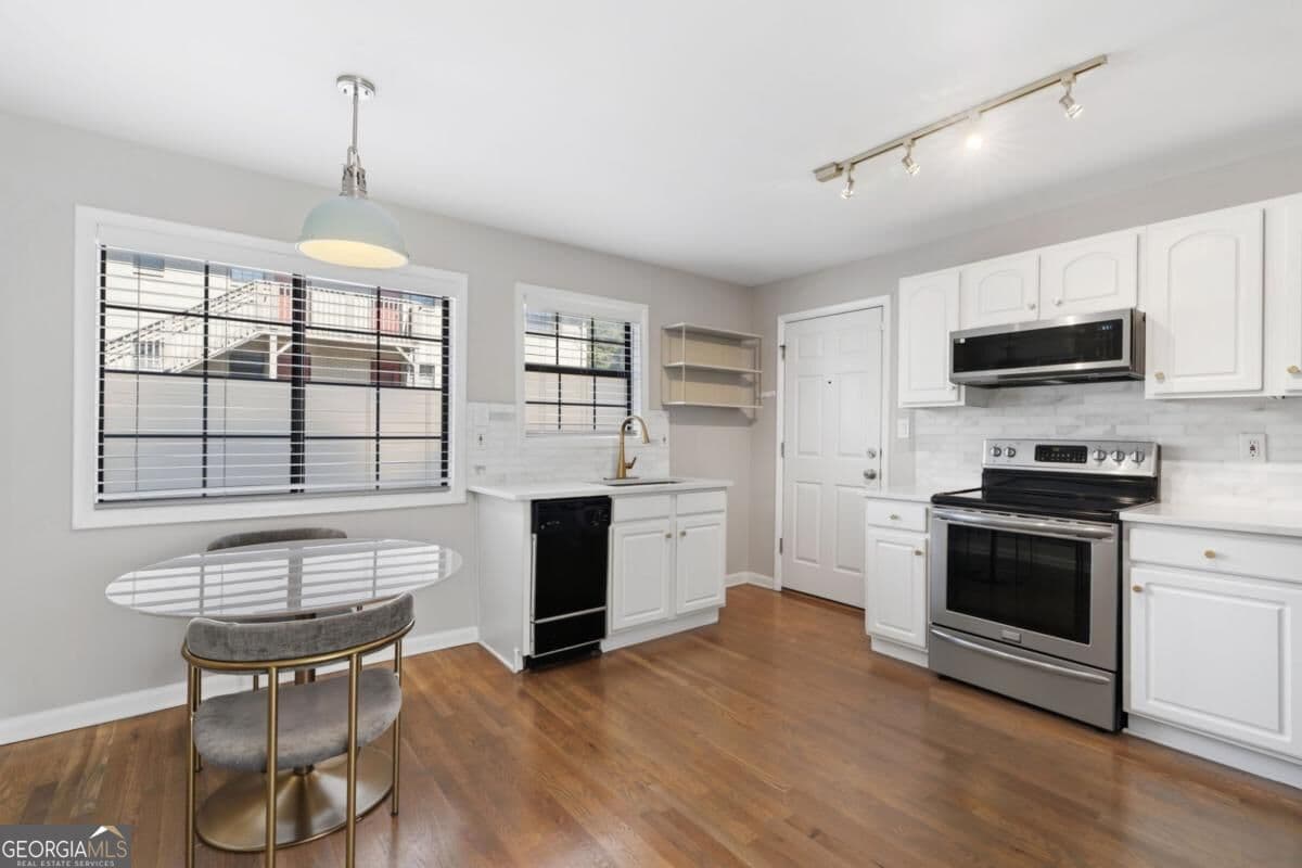 1 bedroom, 1 bathroom, 840 sq ft condominium for sale at 410 Candler Park Drive C1, Atlanta, GA 30307 — photo 3