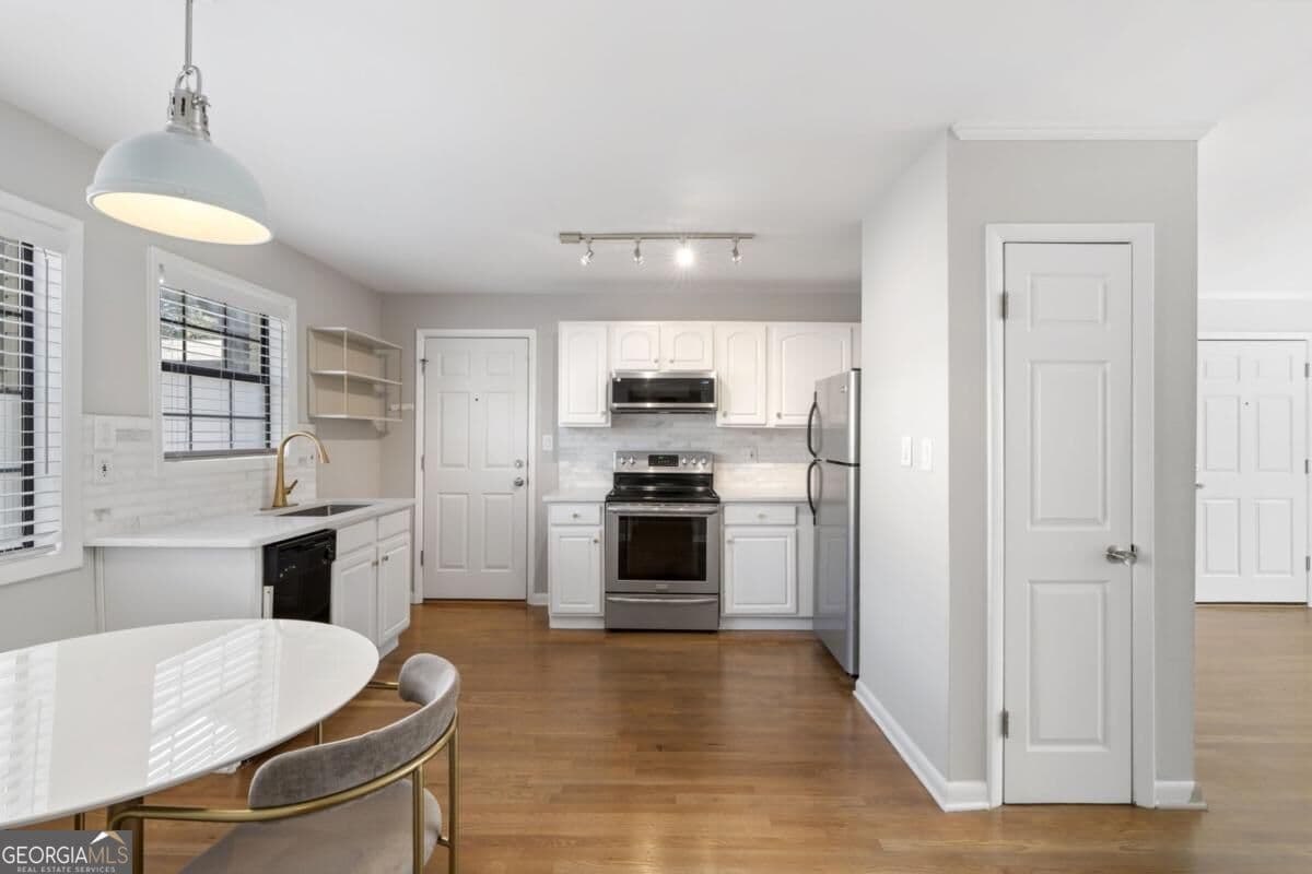 1 bedroom, 1 bathroom, 840 sq ft condominium for sale at 410 Candler Park Drive C1, Atlanta, GA 30307 — photo 9