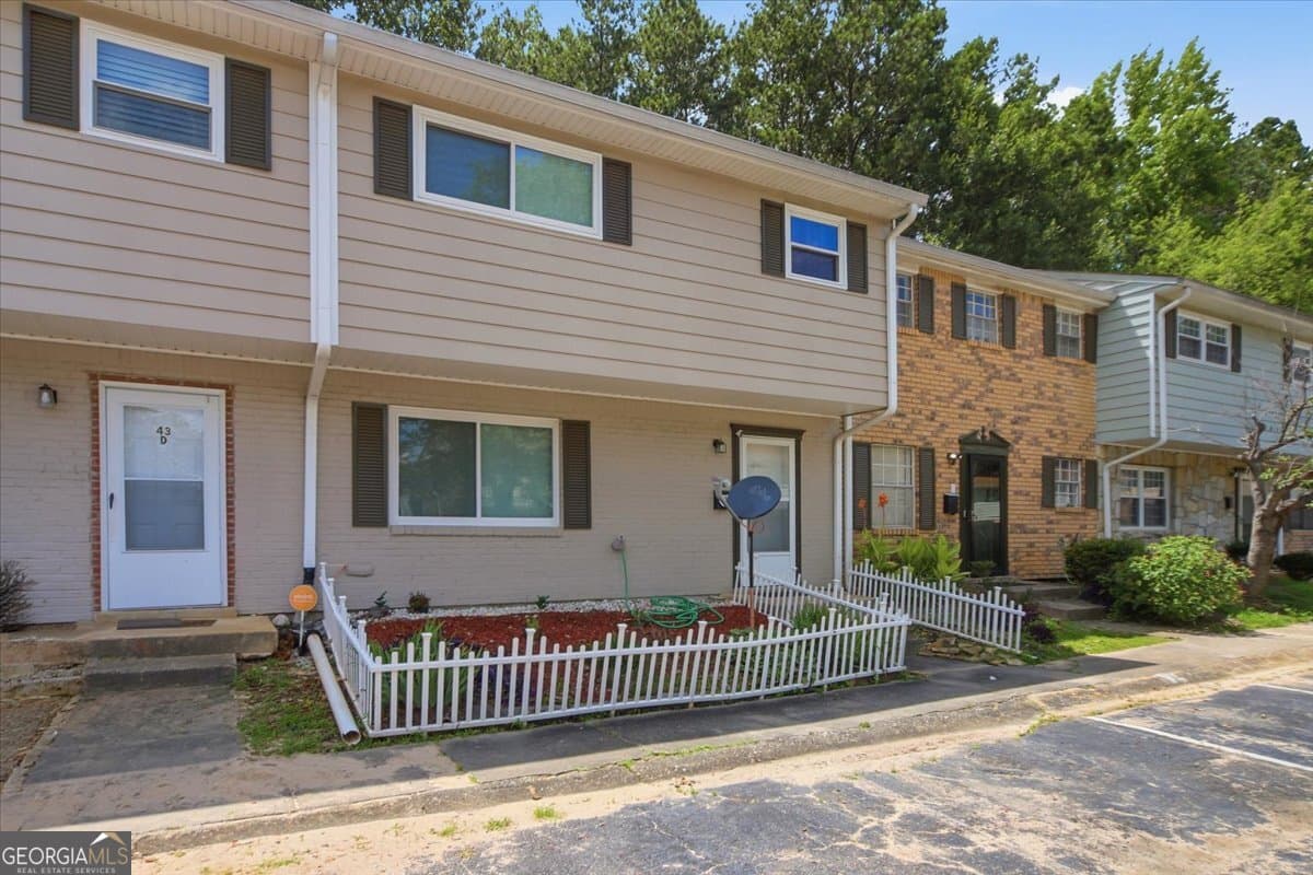 3 bedroom, 2.5 bathroom, 1,340 sq ft condominium for sale at 4701 Flat Shoals Road 43E, Union City, GA 30291 — photo 3