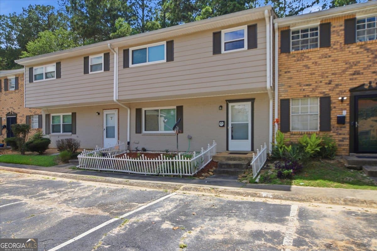 3 bedroom, 2.5 bathroom, 1,340 sq ft condominium for sale at 4701 Flat Shoals Road 43E, Union City, GA 30291 — photo 4