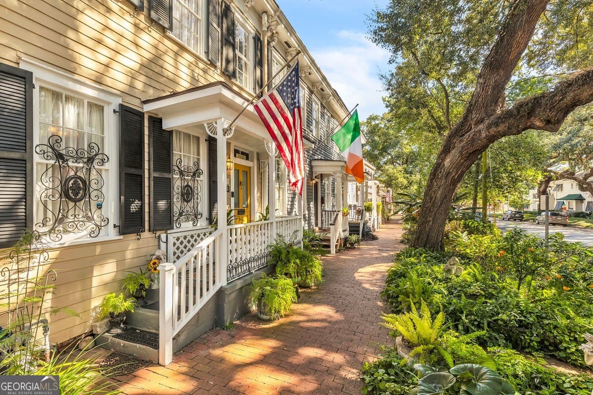3 bedroom, 2.5 bathroom single family residence for sale at 528 E Jones Street, Savannah, GA 31401 — photo 3