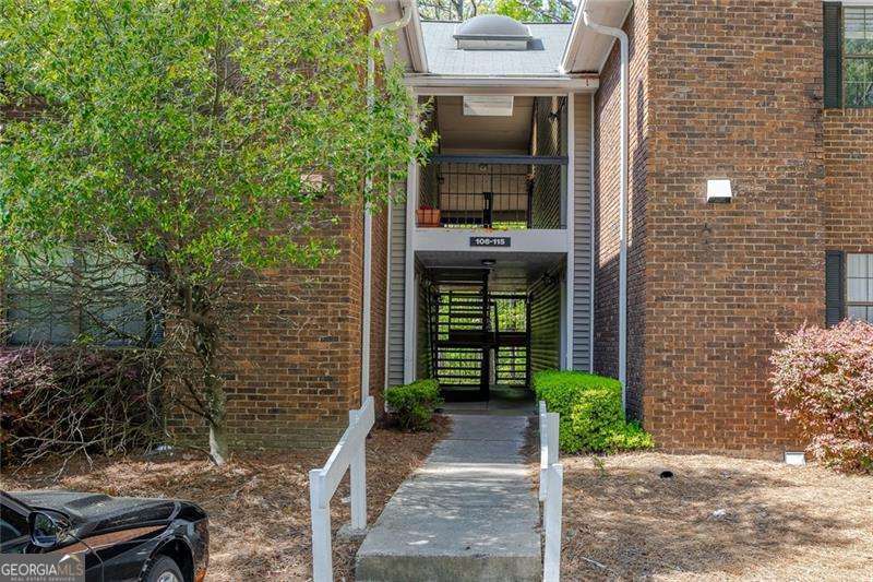 2 bedroom, 2 bathroom, 823 sq ft condominium sold at 110 Barrington Hills Drive 110, Atlanta, GA 30350