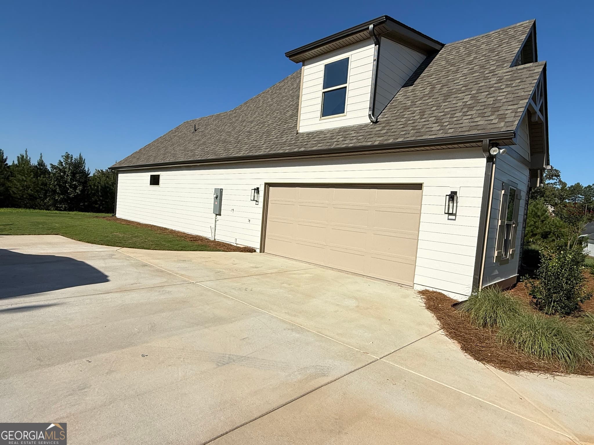 4 bedroom, 3.5 bathroom, 3,017 sq ft single family residence under contract at 823 Hopewell Road, Forsyth, GA 31029 — photo 2