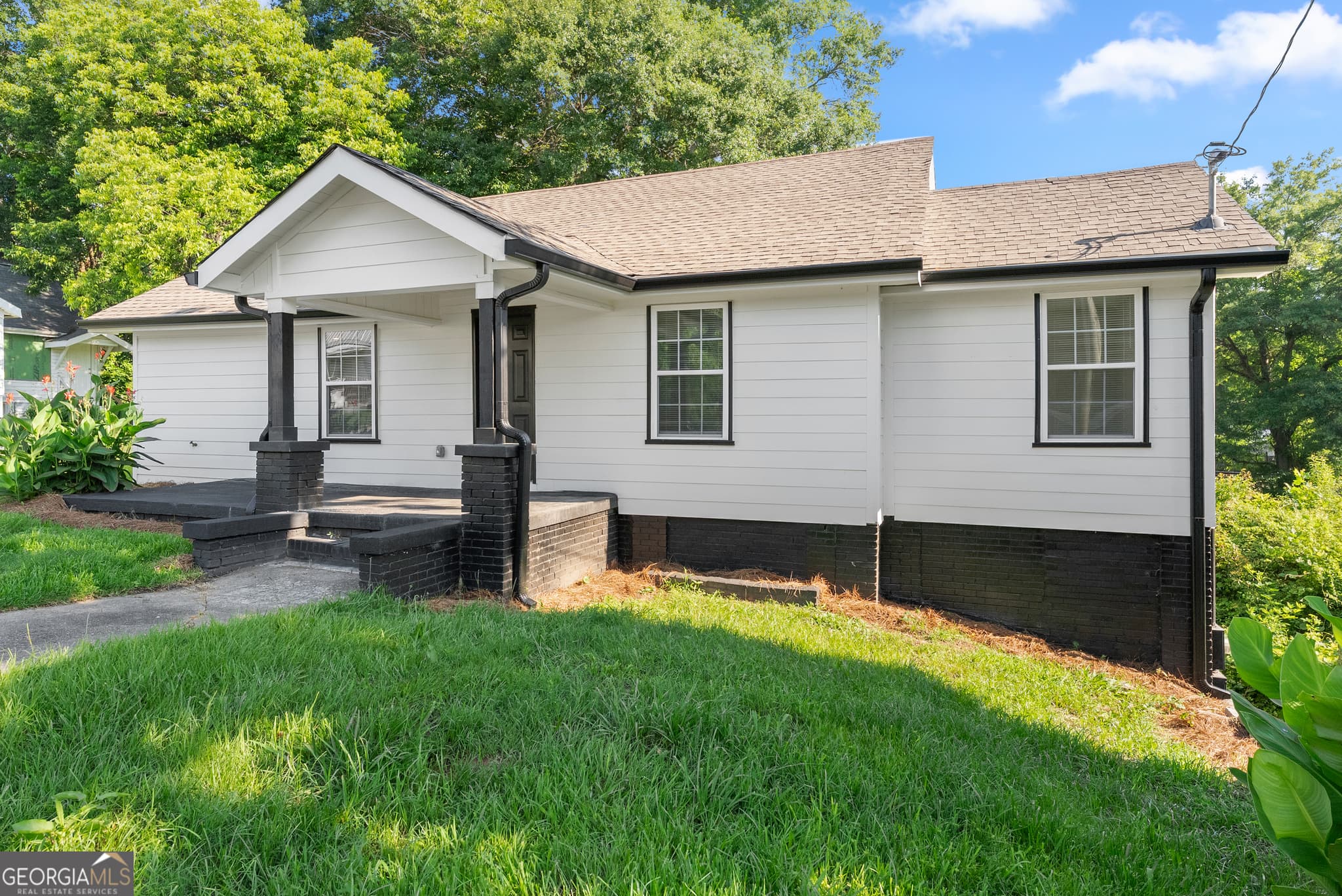 3 bedroom, 2 bathroom, 1,148 sq ft single family residence for sale at 239 E Currahee Street, Toccoa, GA 30577 — photo 2