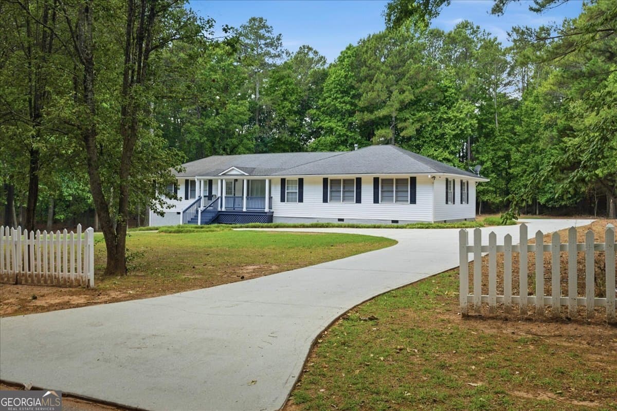 4 bedroom, 3 bathroom, 2,542 sq ft single family residence for sale at 480 Forest Oak Drive, Stockbridge, GA 30281 — photo 2