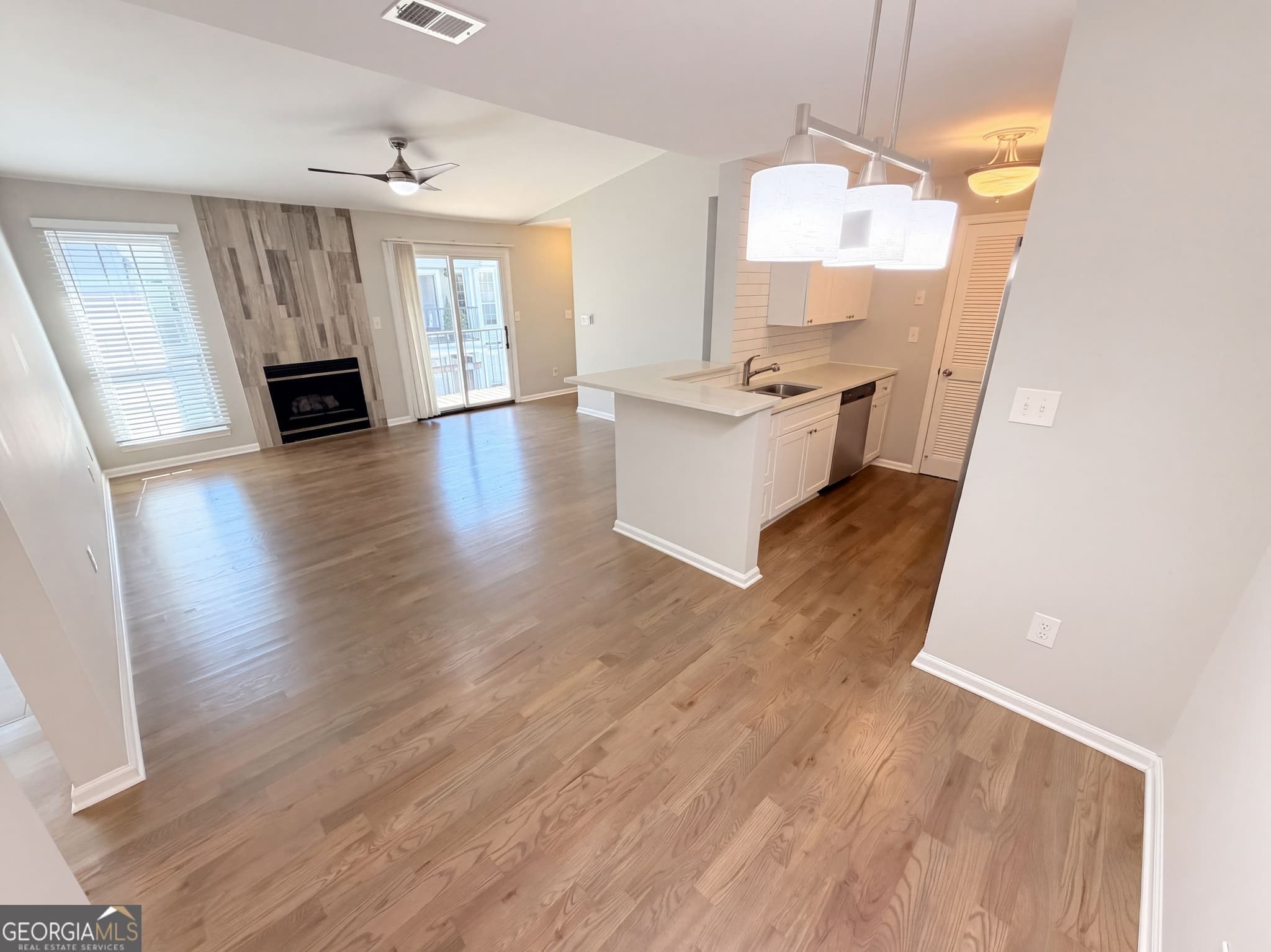 2 bedroom, 2 bathroom, 1,032 sq ft condominium for sale at 322 Granville Court, Atlanta, GA 30328 — photo 2