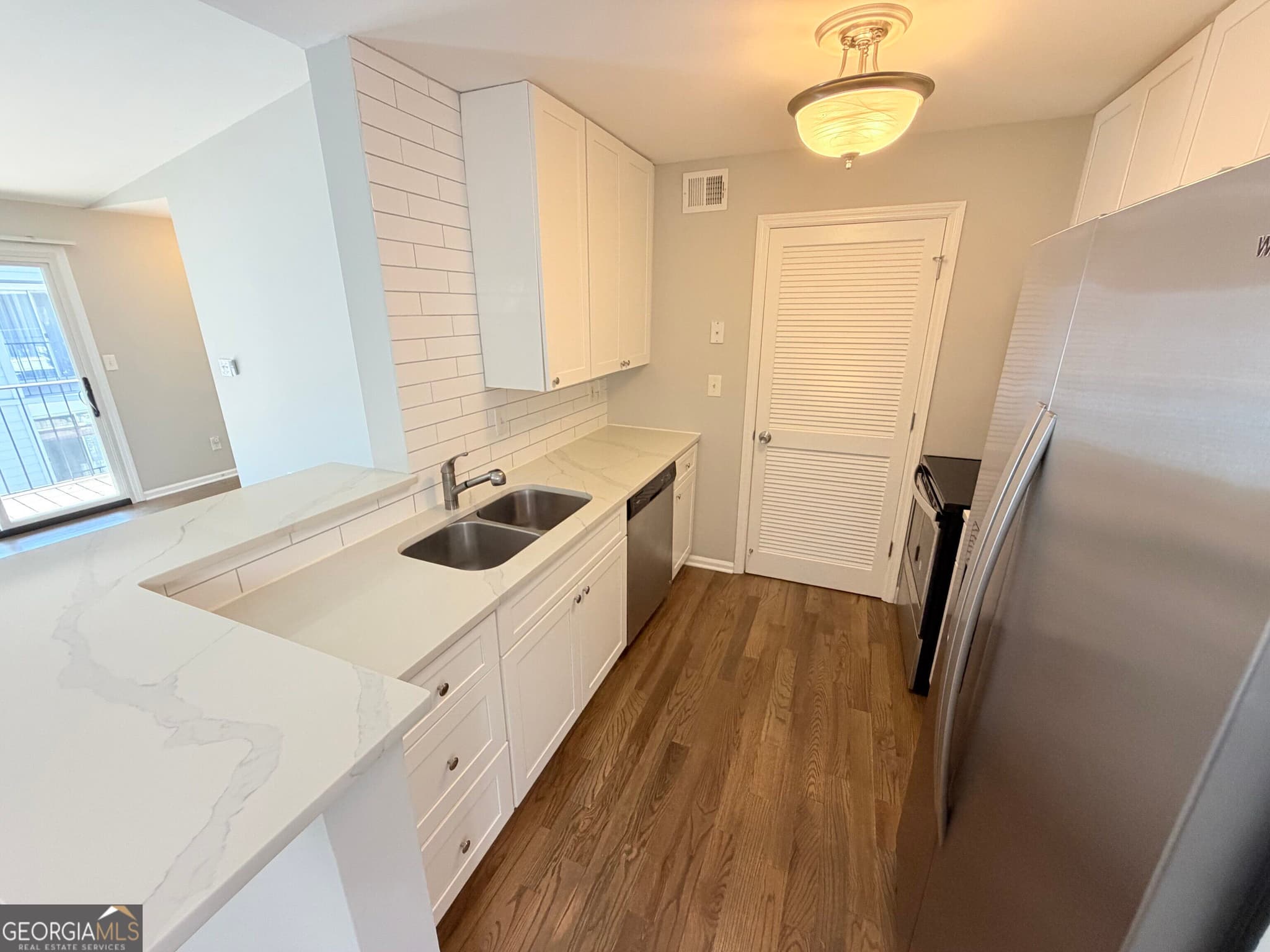 2 bedroom, 2 bathroom, 1,032 sq ft condominium for sale at 322 Granville Court, Atlanta, GA 30328 — photo 3