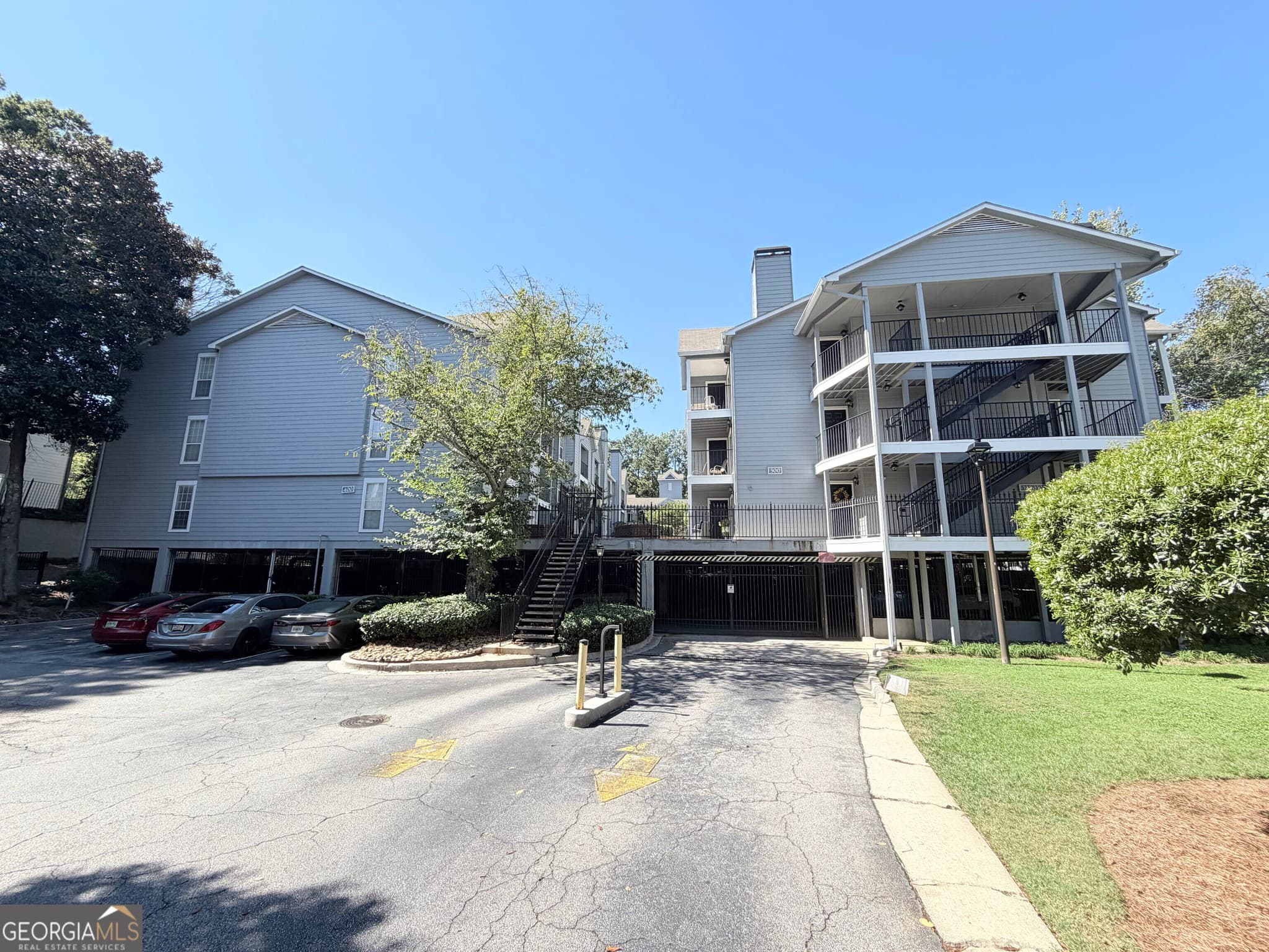 2 bedroom, 2 bathroom, 1,032 sq ft condominium for sale at 322 Granville Court, Atlanta, GA 30328 — photo 1 of 35