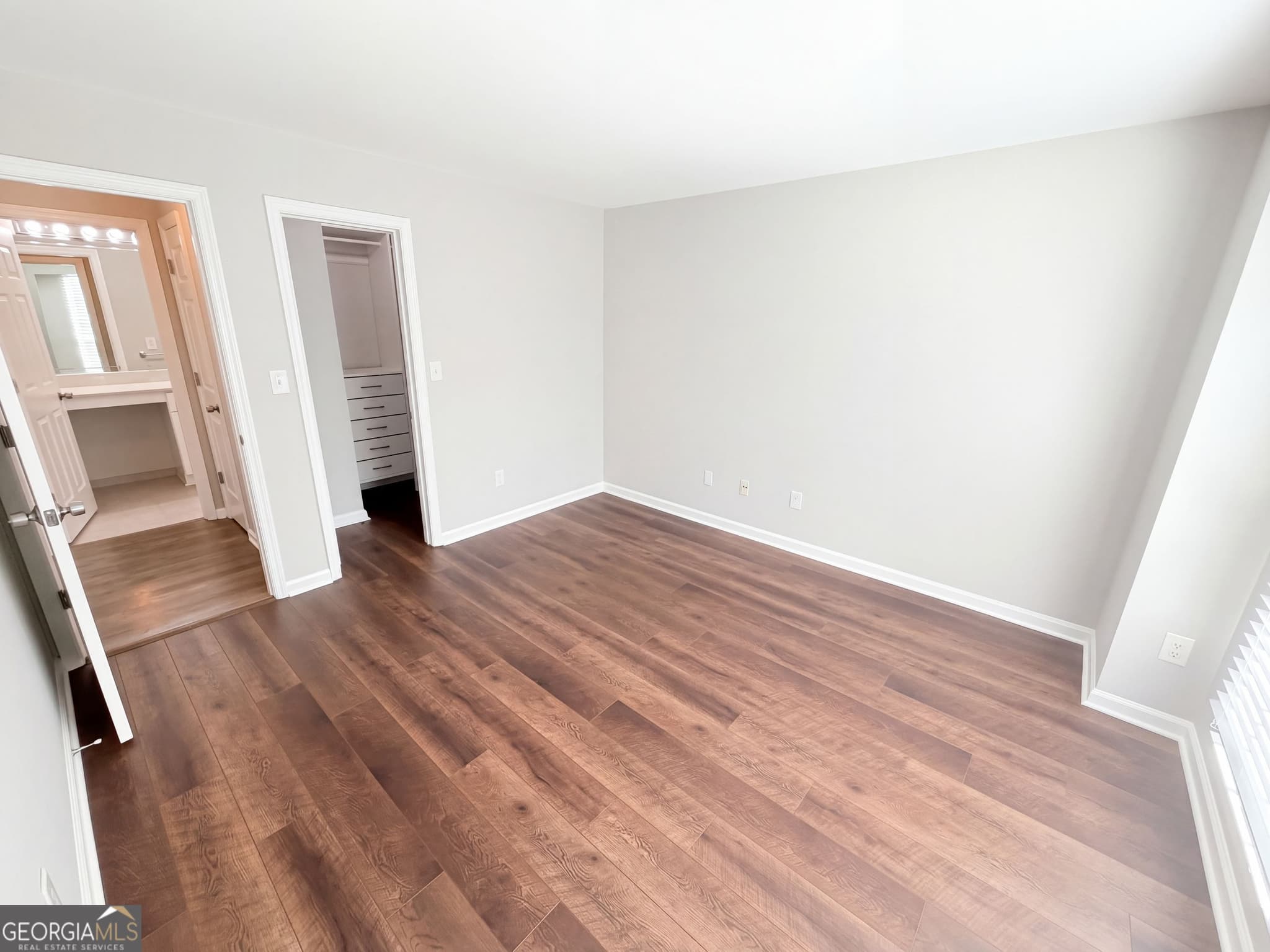 2 bedroom, 2 bathroom, 1,032 sq ft condominium for sale at 322 Granville Court, Atlanta, GA 30328 — photo 4