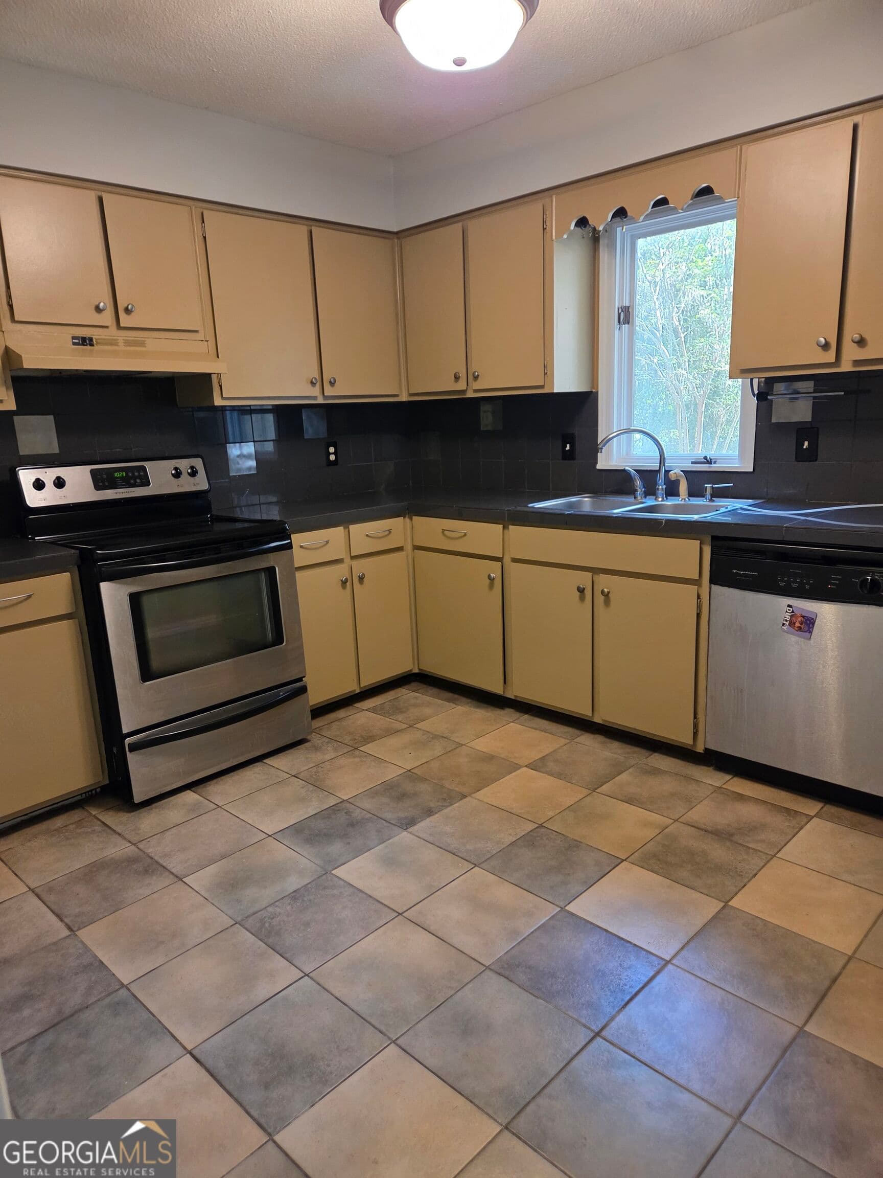 5 bedroom, 2 bathroom single family residence for rent at 112 Greenbriar Trail, Statesboro, GA 30458 for $1,800 a month — photo 4
