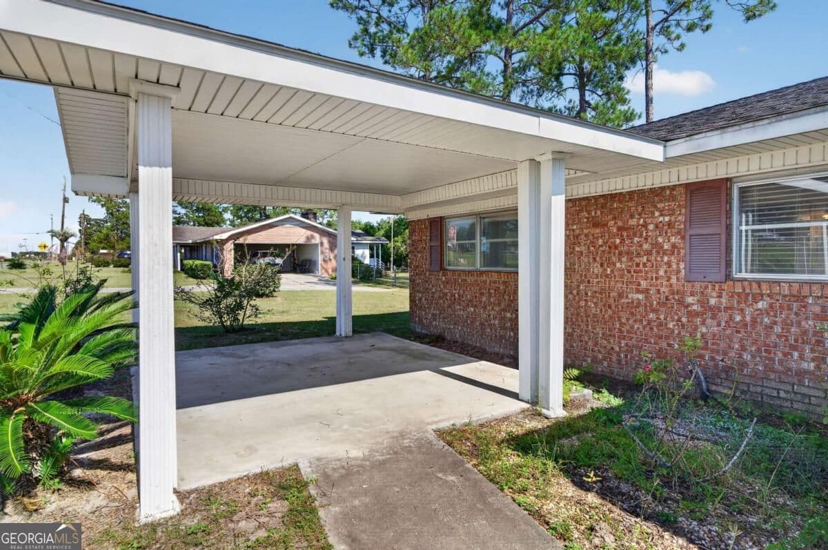 3 bedroom, 2 bathroom, 1,616 sq ft single family residence for sale at 2116 Screven Avenue, Waycross, GA 31501 — photo 2