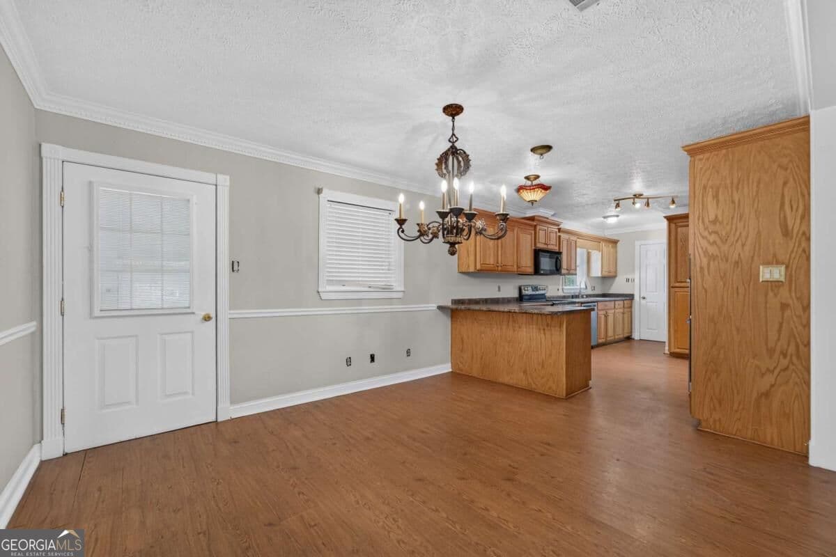 3 bedroom, 2 bathroom, 1,616 sq ft single family residence for sale at 2116 Screven Avenue, Waycross, GA 31501 — photo 5