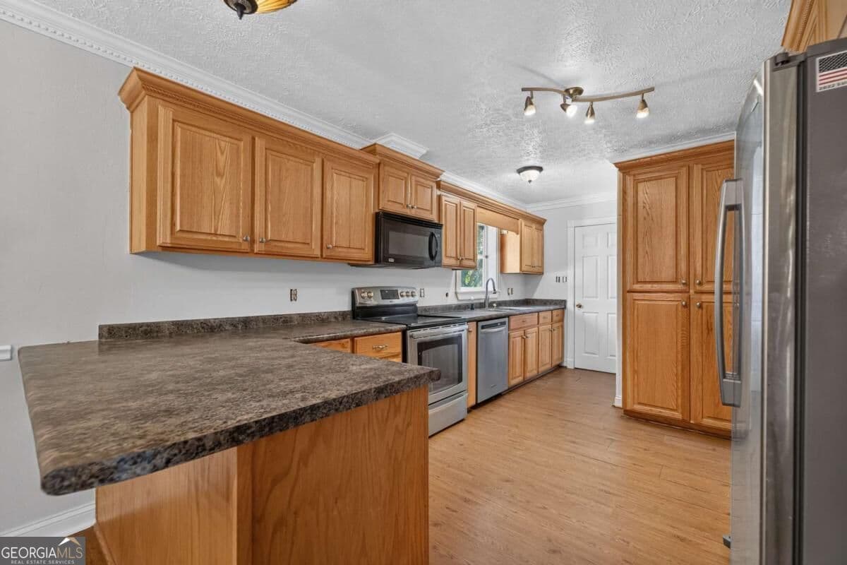 3 bedroom, 2 bathroom, 1,616 sq ft single family residence for sale at 2116 Screven Avenue, Waycross, GA 31501 — photo 4