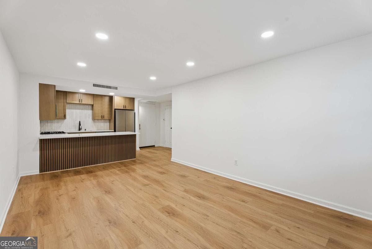 1 bedroom, 1 bathroom, 642 sq ft condominium for sale at 2965 Pharr Court South 118, Atlanta, GA 30305 — photo 2