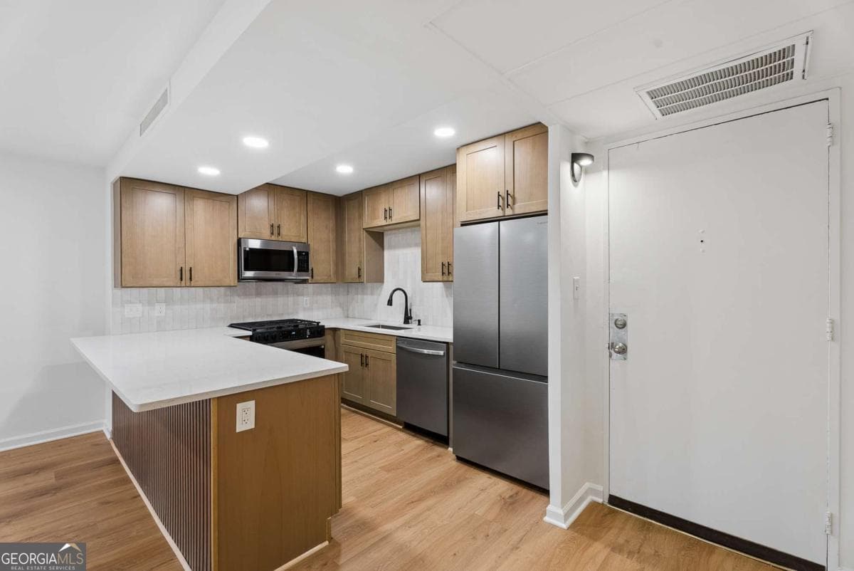 1 bedroom, 1 bathroom, 642 sq ft condominium for sale at 2965 Pharr Court South 118, Atlanta, GA 30305 — photo 7