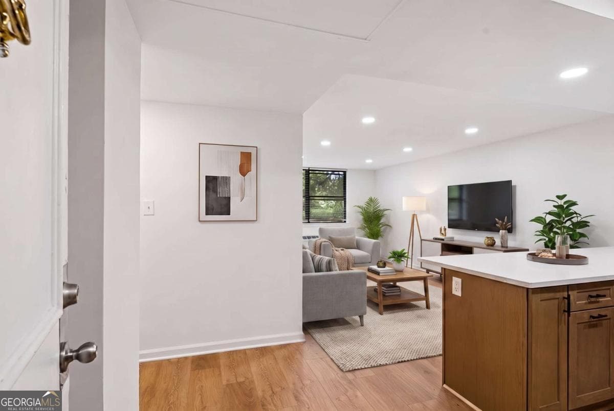 1 bedroom, 1 bathroom, 642 sq ft condominium for sale at 2965 Pharr Court South 118, Atlanta, GA 30305 — photo 3