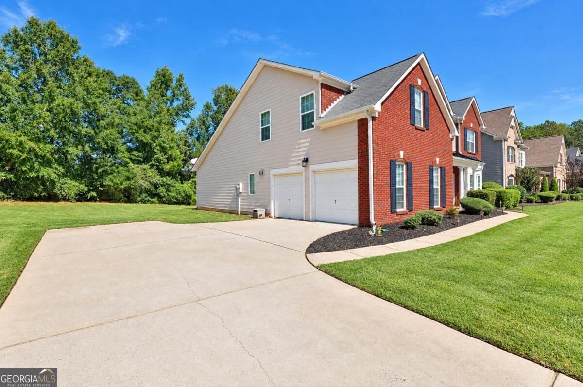 5 bedroom, 4 bathroom, 3,661 sq ft single family residence for sale at 1324 Darian Lane, Locust Grove, GA 30248 — photo 2