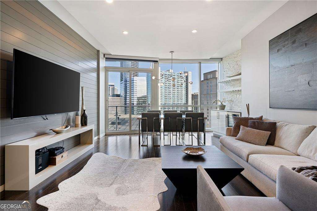 1 bedroom, 1 bathroom, 928 sq ft condominium for sale at 3325 Piedmont Road 1608, Atlanta, GA 30305 — photo 1 of 35